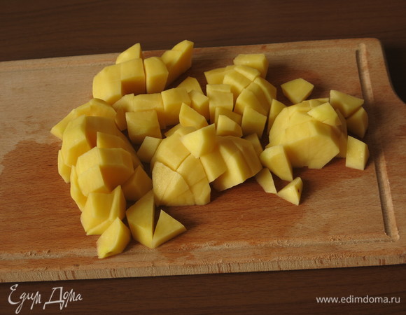 Нарезаем картофель.