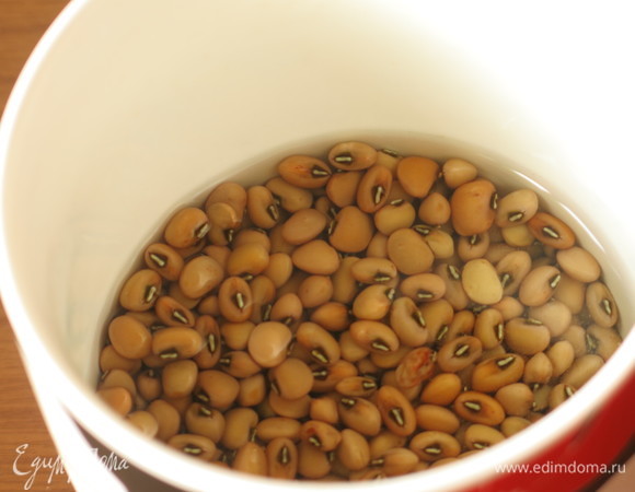 Предварительно заливаем чечевицу на пару часов водой (1/3 стакана). Промываем бобовые.