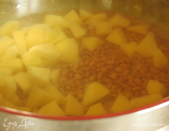 Отвариваем картофель и бобовые.