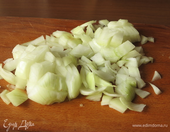 Нарезаем репчатый лук.