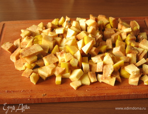 Нарезаем айву.