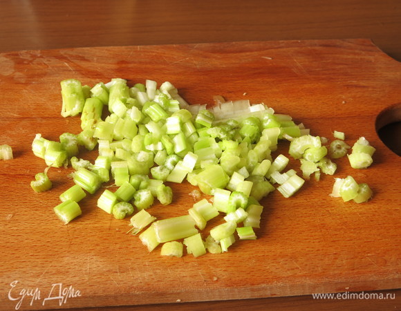 Нарезаем сельдерей.