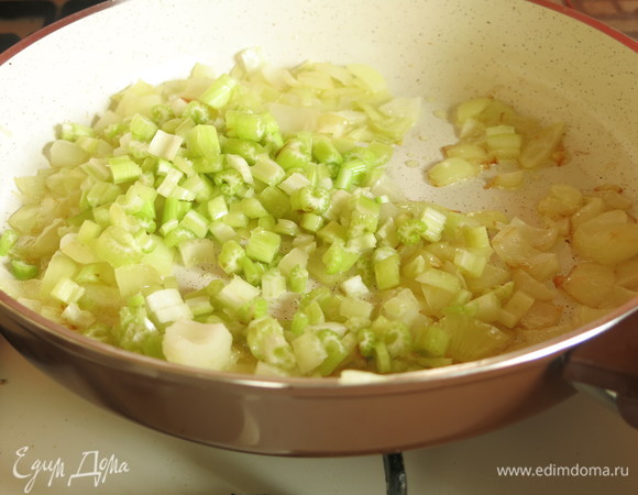 Обжариваем лук и сельдерей.