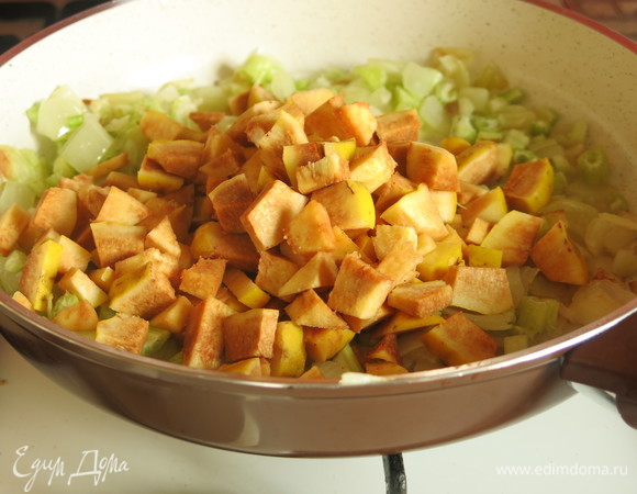 Кладем айву, наливаем ложку меда, чуть обжариваем в течение 3–5 минут.