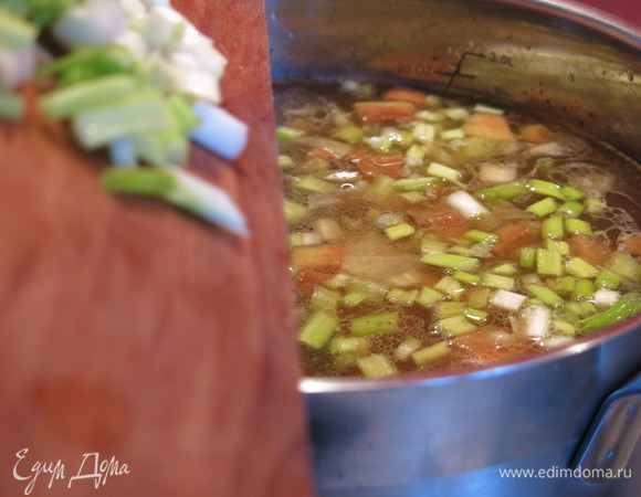 Насыпаем нарезанный зеленый лук. Варим 10 минут.