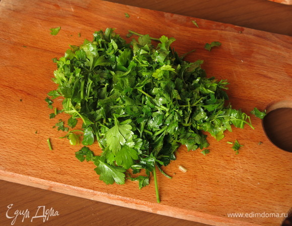 Нарезаем петрушку.