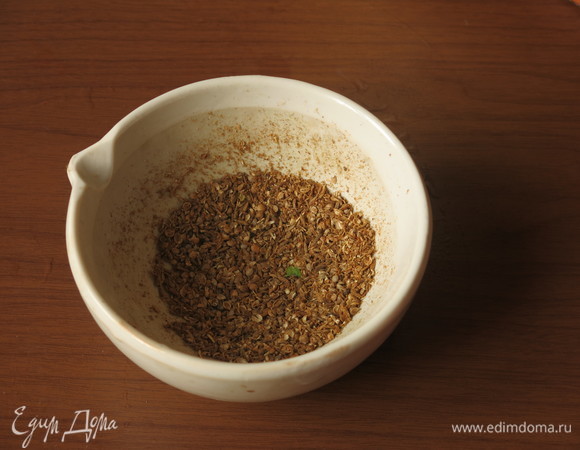 Перетираем зиру, кориандр и душистый перец.