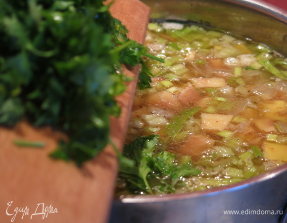 Кладем зелень и специи. Солим, перчим по вкусу. Варим минут 5.