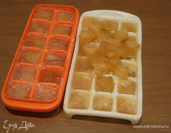 Оставшийся коричневый бульон подготовим для длительного хранения. Разливаем бульон по формам, замораживаем.