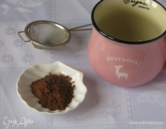 Подготовим кэроб, воду и ситечко.