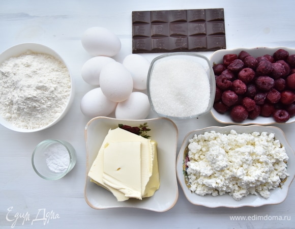 Подготовить продукты. Если ягоды замороженные, их необходимо заранее разморозить, удалить выделившийся сок. Муку «Экстра» MAKFA соединить с разрыхлителем и просеять.