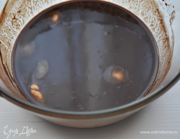 На водяной бане растопить сливочное масло и шоколад.