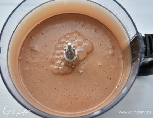 Продолжая взбивать яйца с сахаром, тонкой струйкой ввести масляно-шоколадную смесь.