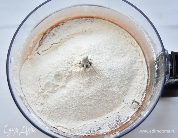 Всыпать просеянные муку с разрыхлителем и замесить тесто.