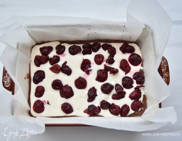 Поочередно выложить шоколадный и творожный слои, пересыпая их ягодами. Последний слой должен быть из шоколадного теста. Выпекать пирог в духовке, разогретой до 170–180°C, 50–60 минут. Готовность проверить деревянной шпажкой.