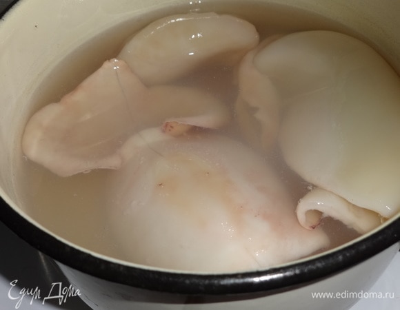 Кальмаров очистить от пленок и пластин, вымыть. Положить в кипящую подсоленную воду и варить 2–3 минуты. Воду слить, кальмаров остудить.