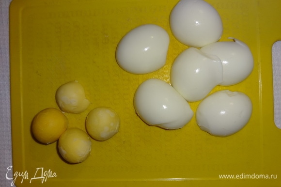 Яйца очистить, разделить на белки и желтки.
