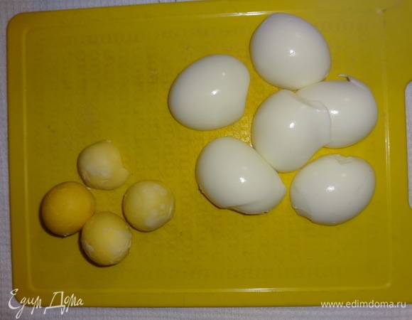 Яйца очистить, разделить на белки и желтки.