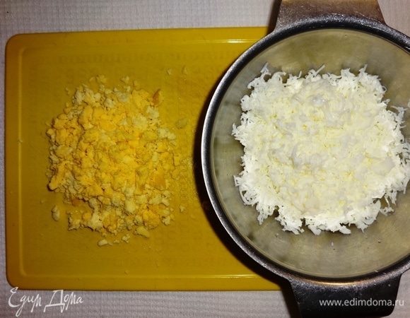 Желтки раскрошить. Белки натереть на мелкой терке.