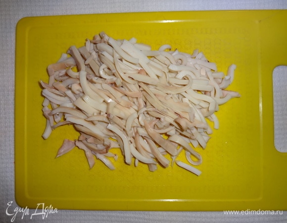 Кальмаров нарезать короткой соломкой.