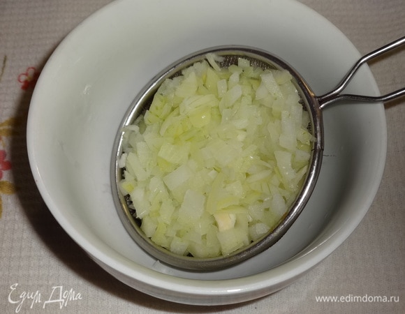 Луковицу очистить и мелко нарезать. Поместить в сито и обдать кипятком.