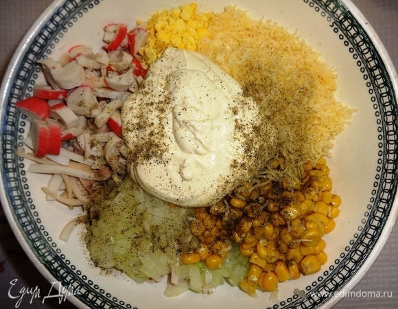 Добавить в чашку кукурузу, майонез, немного посолить и поперчить, перемешать.