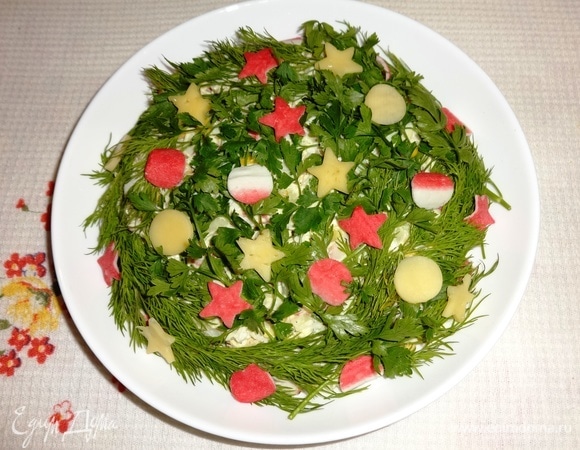 Зелень вымыть, обсушить бумажным полотенцем. Веточками зелени обложить салат со всех сторон. Украсить салат звездами, кружками, зернами кукурузы.