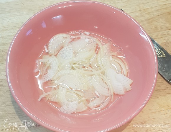 Лук нарезать полукольцами и замариновать в уксусе минут на 10.