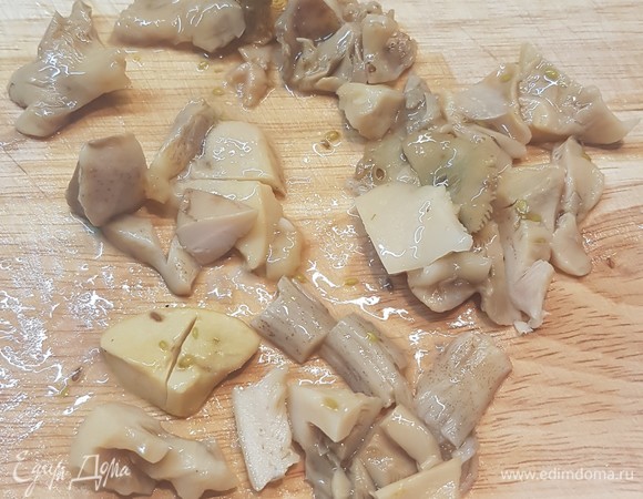 Соленые грибы, если они крупные, нарезать помельче. У меня ассорти: белые, подберезовики и лисички.