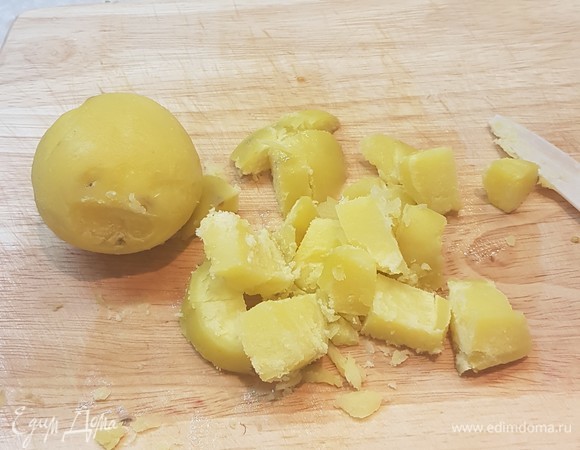 Картофель очистить и нарезать крупно.