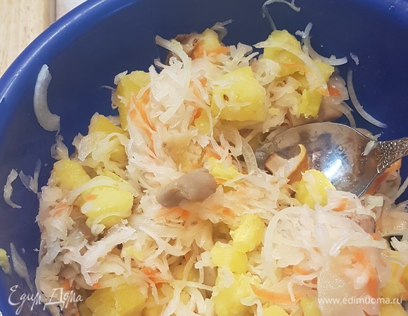 Добавить квашеную капусту. Все перемешать. Посолить по вкусу, добавить сахар, заправить подсолнечным маслом. Приятного аппетита.