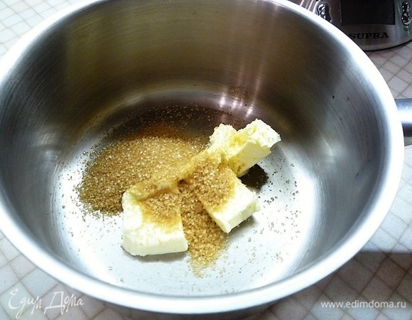 Приготовим ореховую крошку. В небольшую кастрюльку всыпаем сахар, добавляем сливочное масло.