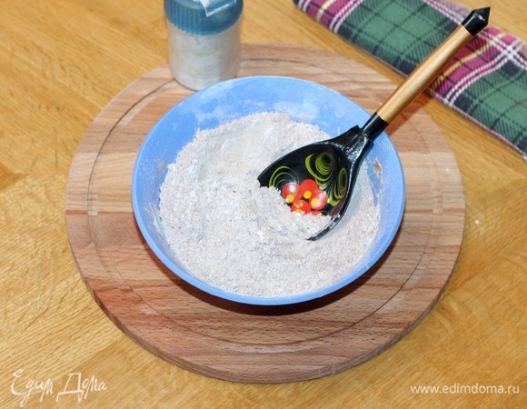 Приготовим тесто для кекса. Смешиваем муку, разрыхлитель, ванилин и какао, просеиваем через сито.