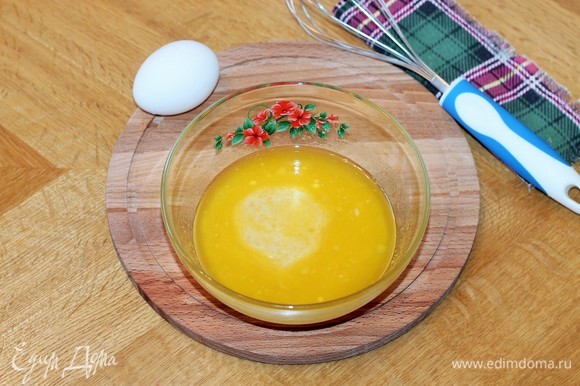Яйцо взбиваем со щепоткой соли и добавляем в миску.