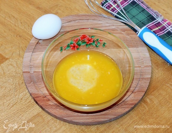Яйцо взбиваем со щепоткой соли и добавляем в миску.