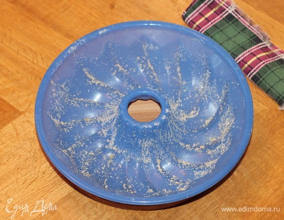 Формочку для выпечки смазываем сливочным маслом и слегка посыпаем мукой. Излишки муки необходимо стряхнуть.