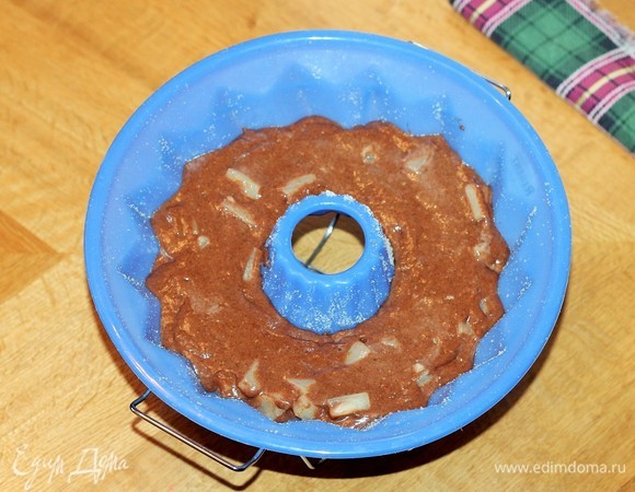 Выкладываем тесто в смазанную форму, разравниваем. Выпекаем кекс при температуре 175–180°C 25–30 минут. Ориентируйтесь по своей духовке. Готовность кекса проверяем деревянной шпажкой.