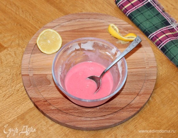 Готовому кексу даем время остыть в форме, затем аккуратно извлекаем и перекладываем на решетку. Приготовим глазурь. Смешиваем сахарную пудру, сок лимона и красный джем. Тщательно перемешиваем массу. Поливаем глазурью еще теплый (но не горячий) кекс. Украшаем кекс кондитерским декором и оставляем полностью остыть.