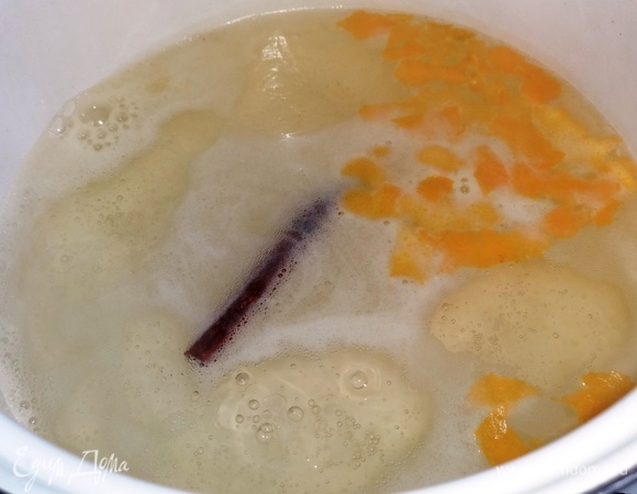 Для отвара в кастрюлю вылить 1 л воды, вскипятить. Положить палочку корицы, цедру апельсина и вылить апельсиновый сок. Варить 3–4 минуты, выключить огонь и дать настояться 5 минут.