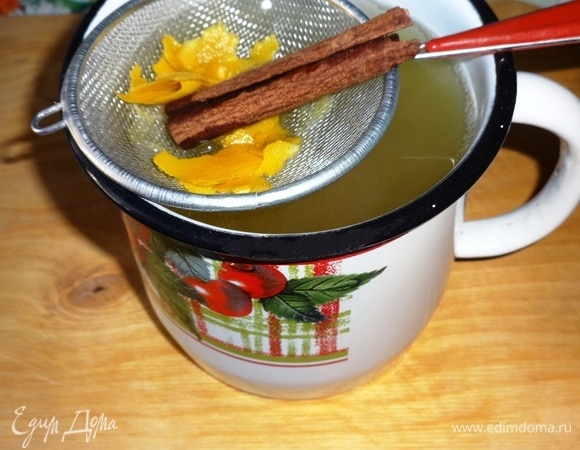 Процедить отвар корицы и апельсина через сито.