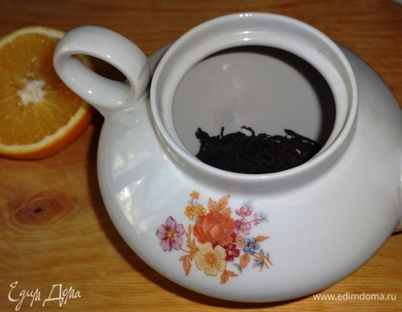 Вскипятить воду для заварки. Насыпать в сухой чайник чай и залить кипятком. Дать настояться 5 минут.