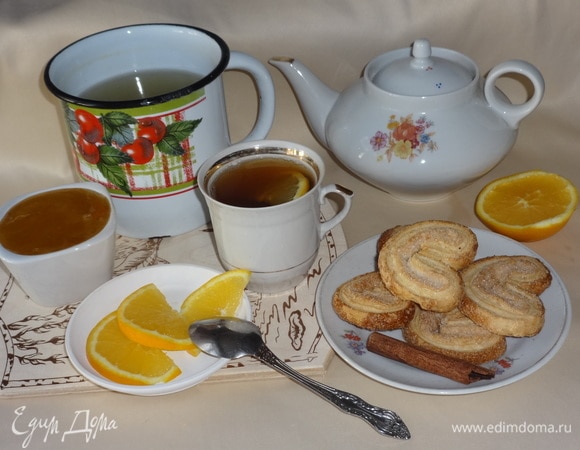 Налить в чашку чайную заварку, добавить отвар корицы и апельсина. Оставшийся апельсин нарезать дольками. Положить в чай дольку апельсина. Добавить в чай по вкусу мед или сахар. Всем приятного аппетита!