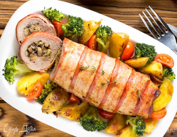 Готовый рулет остудить в течение 10 минут, прежде чем нарезать. За 10 минут до конца готовки я еще положила в форму брокколи, чтобы разнообразить гарнир и добавить красок. А при подаче использовала свежие помидоры черри.