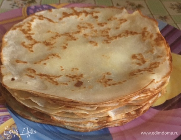 Приготовим тесто для блинов: яйца слегка взбить с молоком до однородности. Просеять туда же смесь муки, соли и сахара, вымесить до однородной консистенции без комочков. Вылить в тесто стакан кипятка, тщательно перемешивая. Оставить тесто на 10 минут постоять. Затем добавить растительное масло и перемешать.