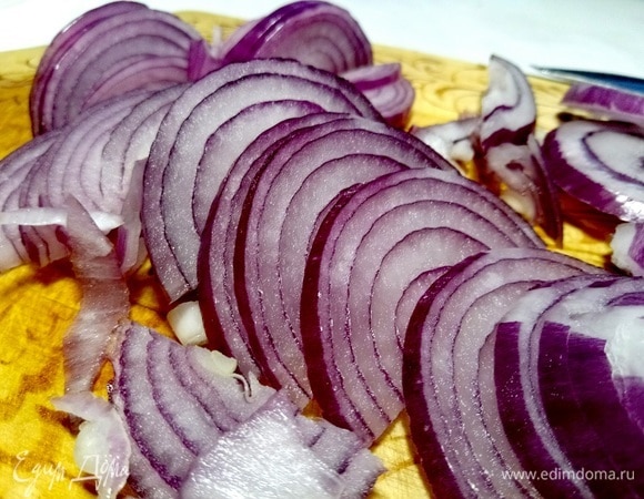 Лук нарезаем полукольцами.