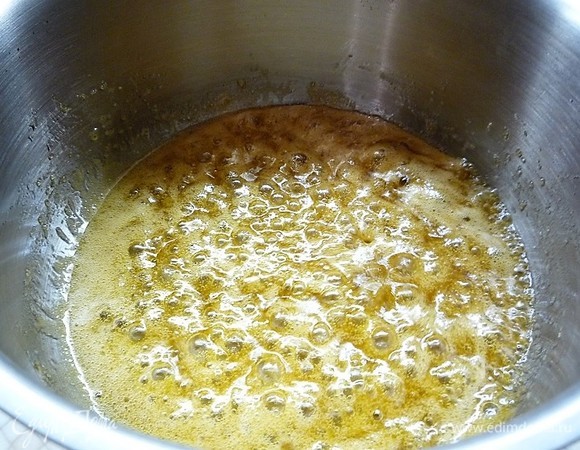 На небольшом огне расплавляем сахар с маслом в течение 3 минут.