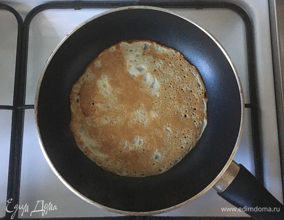 Хорошо прогреть сковороду и испечь блинчики.