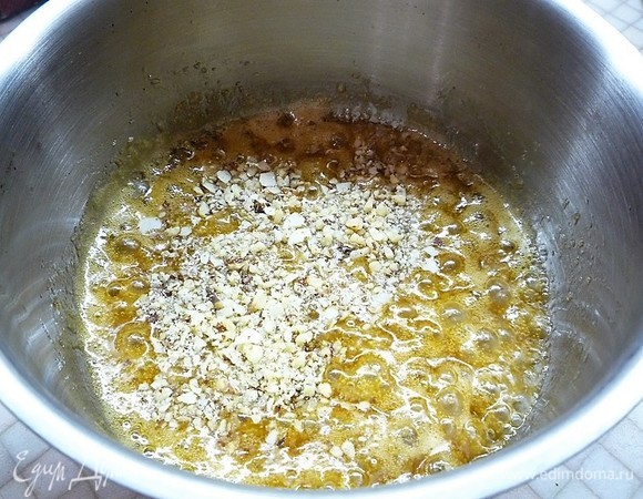 Снимаем с огня, добавляем измельченные орехи, перемешиваем.