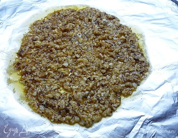 Выкладываем смесь на лист фольги тонким слоем и даем остыть.