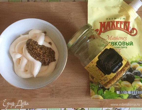 К майонезу добавить горчицу в зернах и мелконарезанную зелень, перемешать.